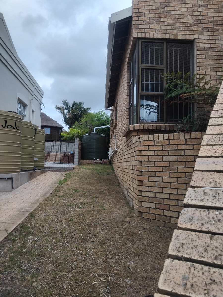 6 Bedroom Property for Sale in Wavecrest Eastern Cape